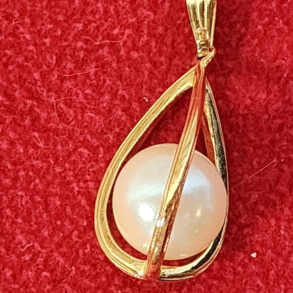 Avon Vintage Large Cream Floating Faux Pearl Inside a Gold Tone Cage Pendant - Picture 14 of 16
